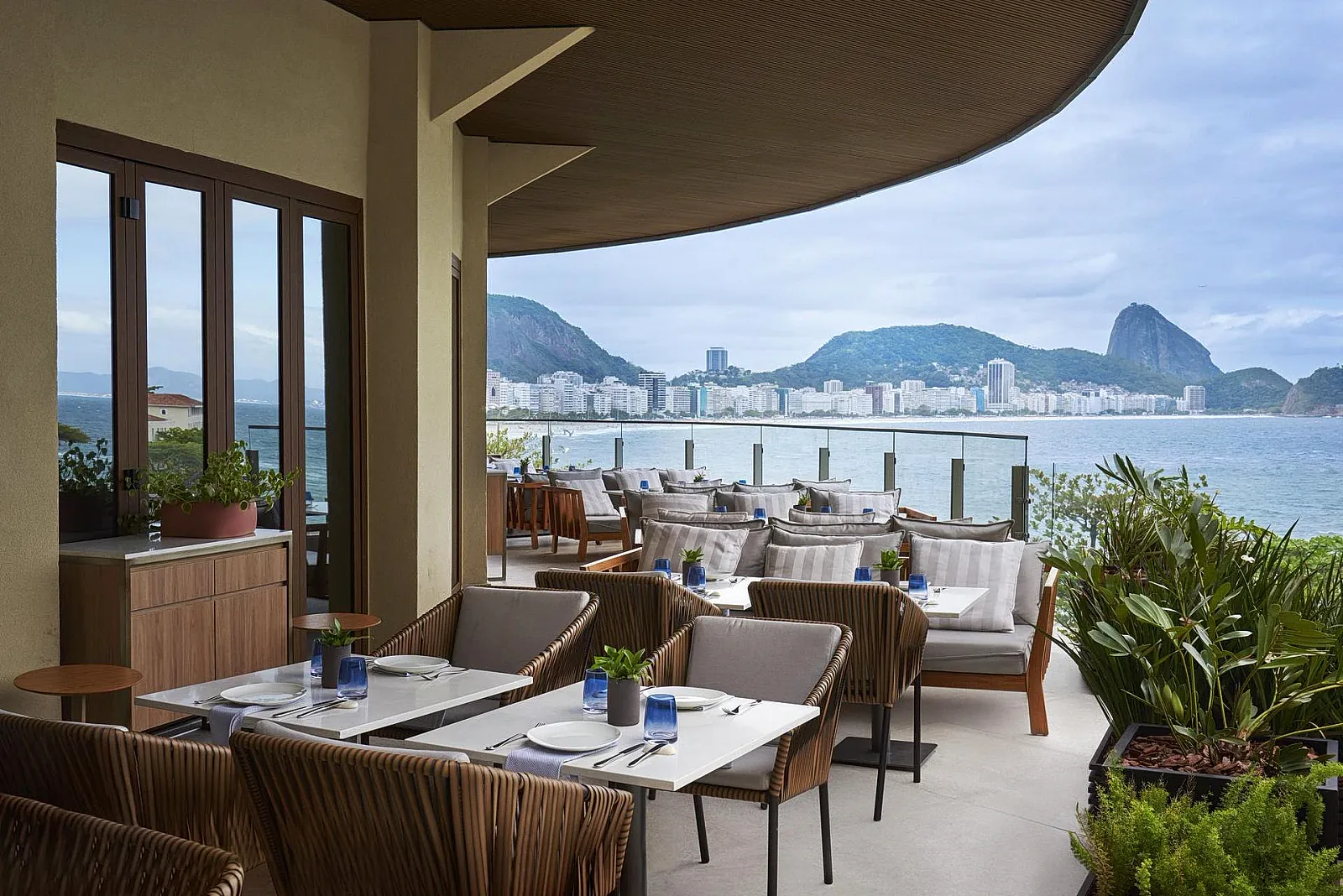 White-out oceanfront welcome dinner by Executive Chef Jérôme Dardillac